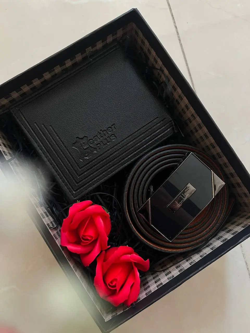 پک کادویی مردانه با کمربند و کیف پول و گل معطر