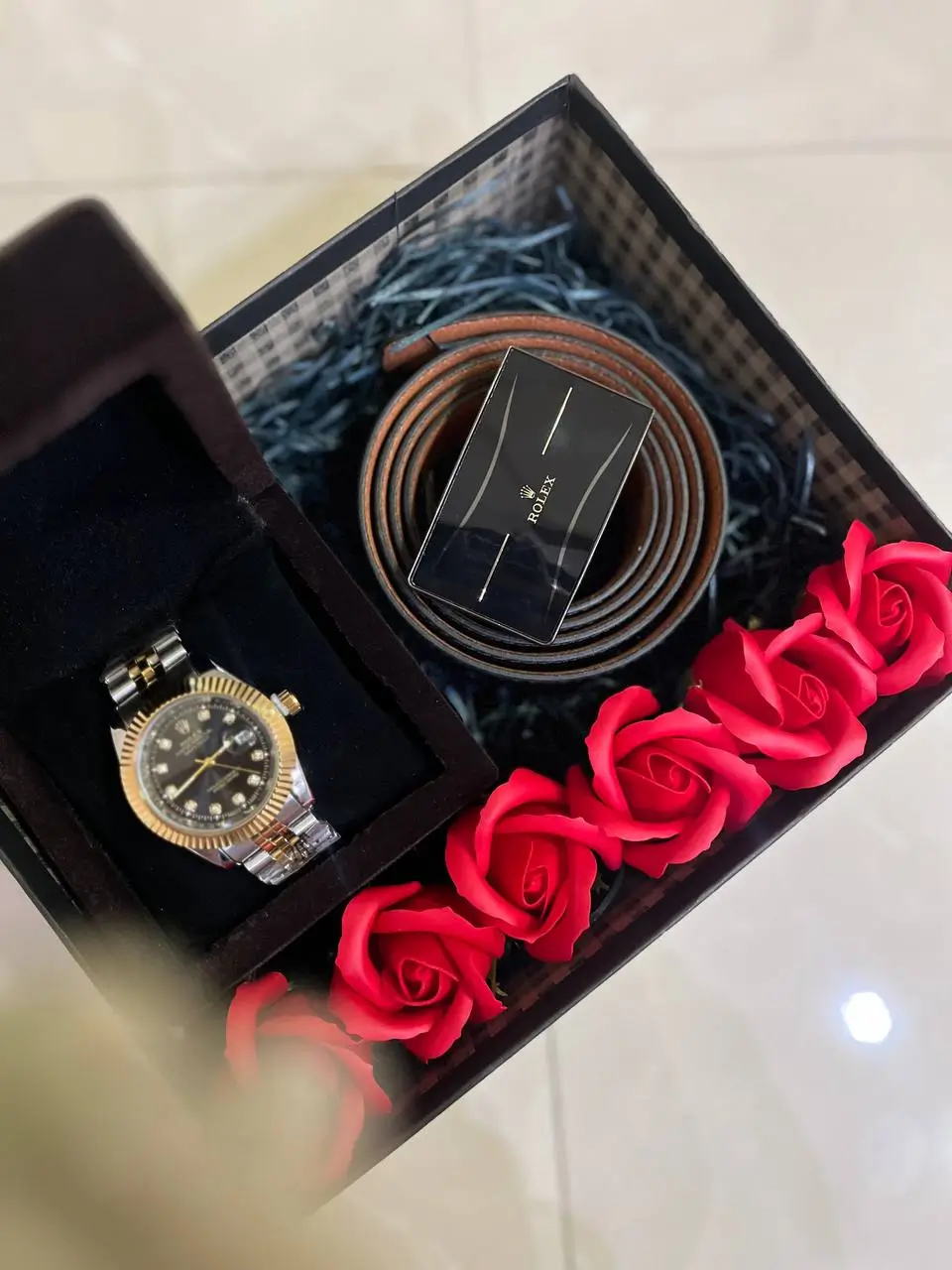 پک کادویی لوکس با ساعت رولکس، کمربند و گلهای معطر