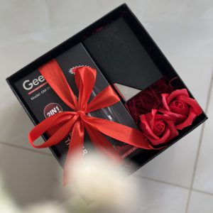 پک کادویی لوکس مردانه شامل موزن دو کاره جیمی | جاکارتی مگنتی و گل رز