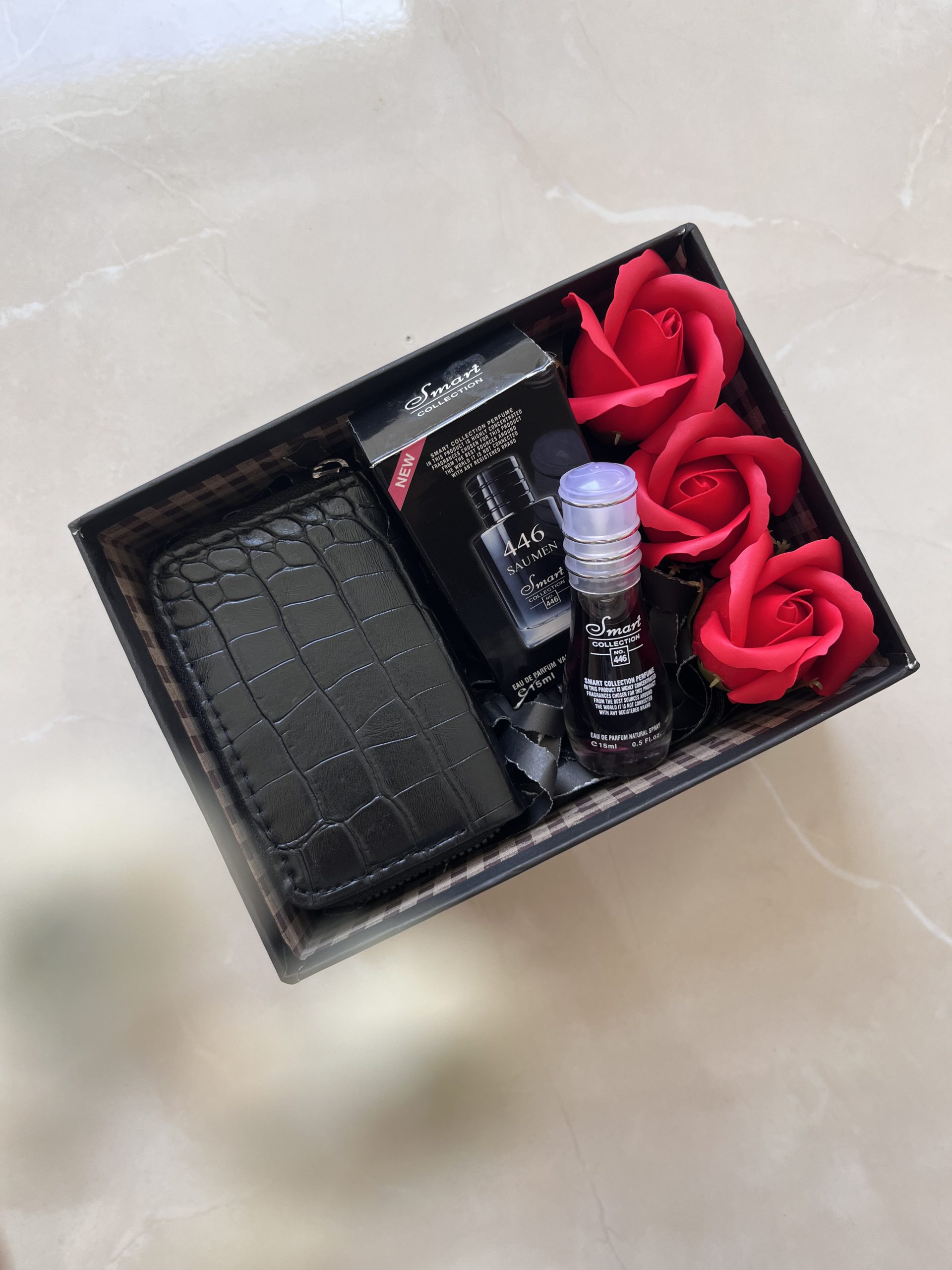 پک مردانه قیمت مناسب با جاکارتی زیپی ، ادکلن ساواج ، گل رز